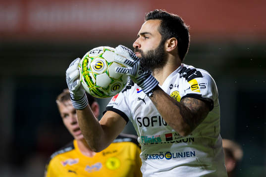 Frejs målvakt Marko Atanackovic tar ned ett inlägg