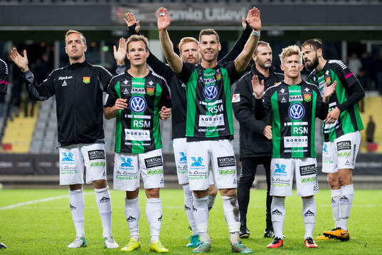 GAIS Anton Wede och Daniel Bennassar Nilsson tackar publiken
