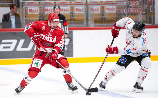 Timrås Johan Johnsson i närkamp mot Vita Hästens Rickard