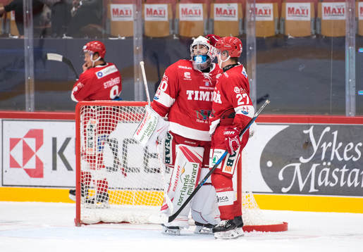 Timrås Johannes Kinnvall kramar om målvakt Henrik