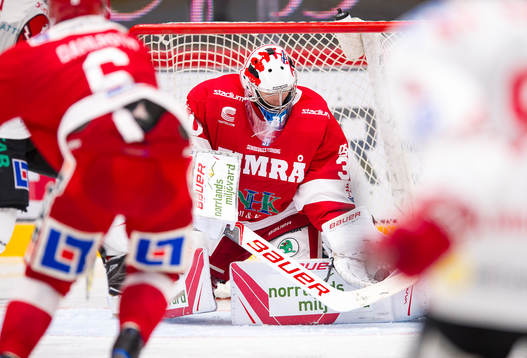 Timrås målvakt Henrik Haukeland räddar