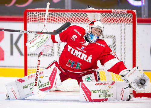 Timrås målvakt Henrik Haukeland räddar skott
