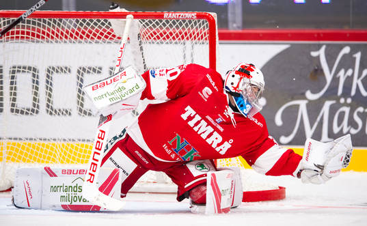 Timrås målvakt Henrik Haukeland räddar skott