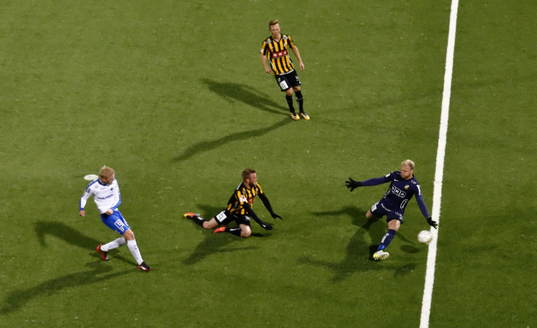 Mål 4-1 av Norrköpings Kalle Holmberg förbi Häckens