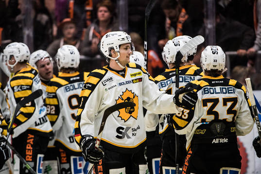 Skellefteås Filip Berglund jublar med lagkamrater