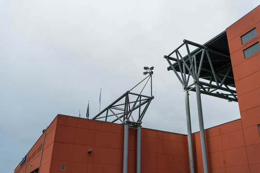 Detalj på Borås arena mot grå himmel