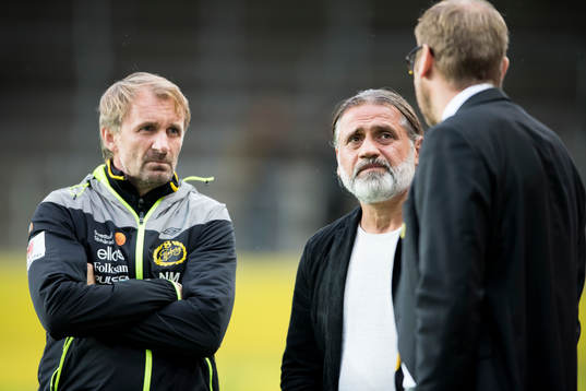 Djurgårdens tränare Özcan Melkemichel diskuterar med