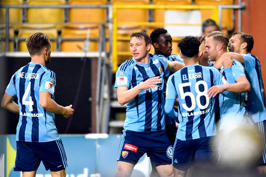 Djurgårdens Magnus Eriksson jublar med lagkamrater