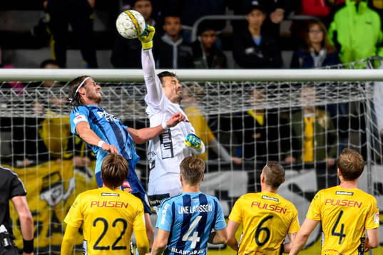 Elfsborgs målvakt Kevin Stuhr Ellegaard och Djurgårdens