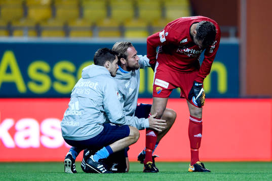 Djurgårdens målvakt Andreas Isaksson får behandling