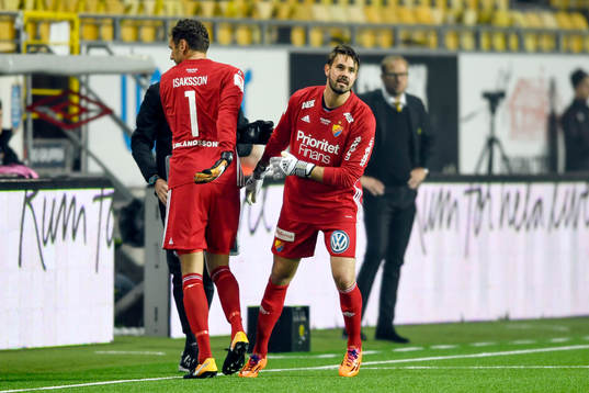 Djurgårdens målvakt Andreas Isaksson kliver av och