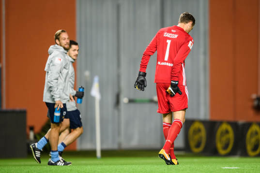 Djurgårdens målvakt Andreas Isaksson tar sig för låret