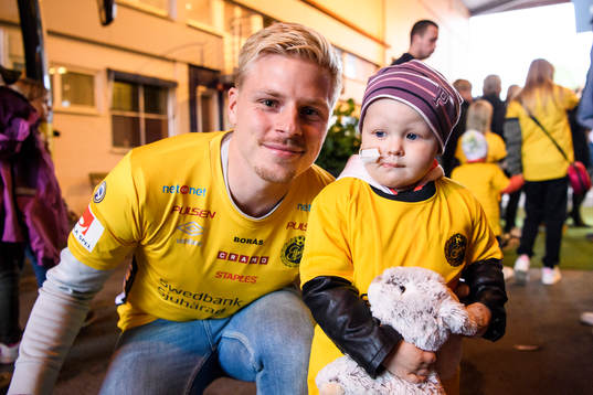 Elfsborgs Per Frick med en tjej från Södra Älvsborgs