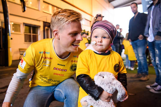 Elfsborgs Per Frick med en tjej från Södra Älvsborgs
