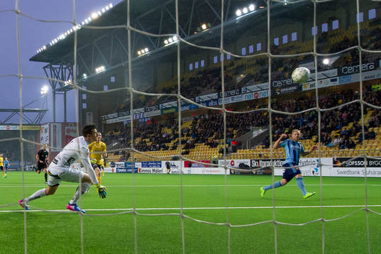 Djurgårdens Gustav Engvall skjuter bollen strax över mål