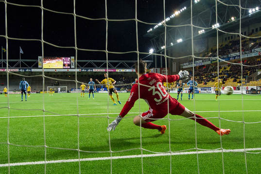Elfsborgs Issam Jebali gör 2-2 på straff