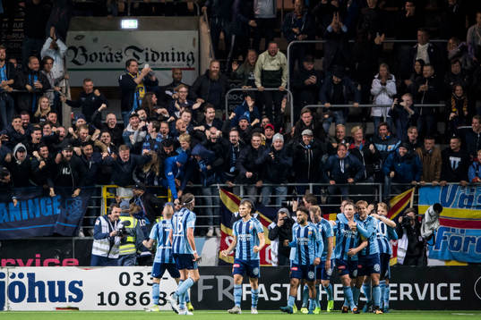 Djurgårdens Kim Källström jublar med övriga spelare