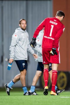Djurgårdens målvakt Andreas Isaksson tar sig för låret