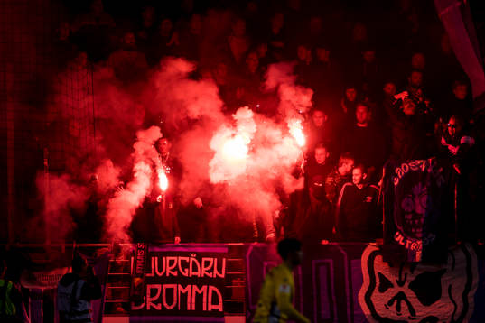 Djurgårdens supportrar tänder bengaler