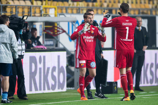 Djurgårdens målvakt Andreas Isaksson (rygg mot kameran)