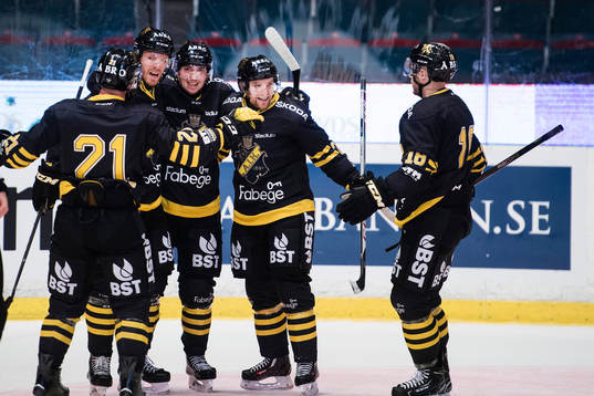 s Jonas Almtorp, Jesper Fröden och Jens Jakobs jublar