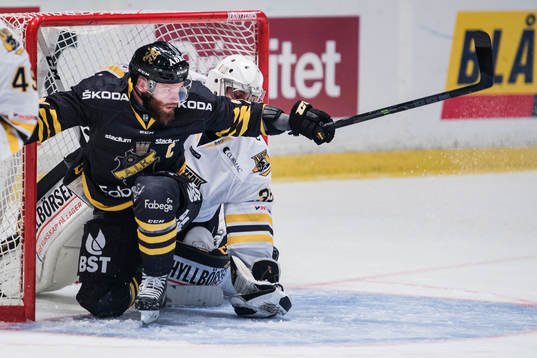 s Christian Sandberg och Panterns målvakt Robin Jensen