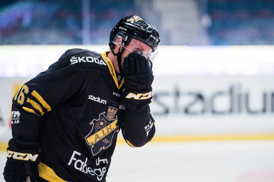 s Jonas Almtorp tar sig för munnen