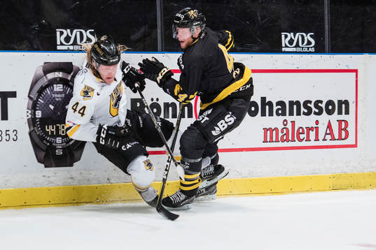 s Ludvig Claesson med en tackling på Panterns Olle Liss