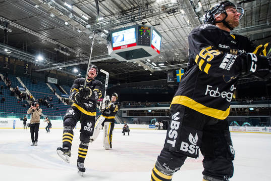 s Filip Windlert och Victor Ekarv  jublar