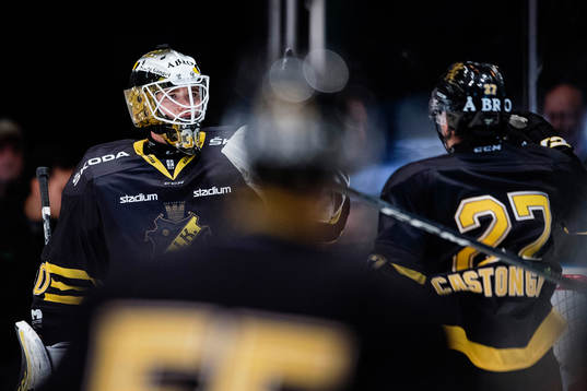 s målvakt Erik Källgren jublar med sina lagkamrater