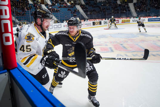 s Jonas Almtorp med en tackling på Panterns Sebastian Dyk