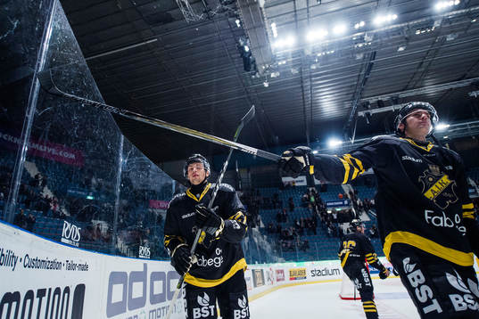 s Eric Castonguay tackar publiken