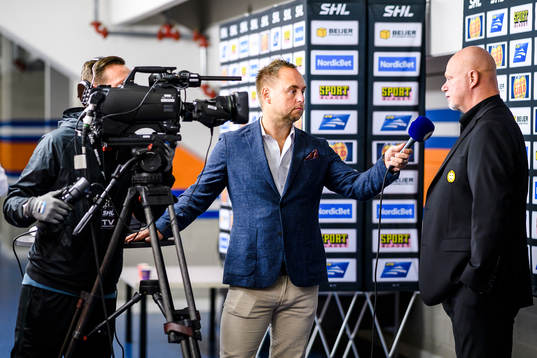 Cmore kommentator Johan Edlund intervjuar Brynäs tränare