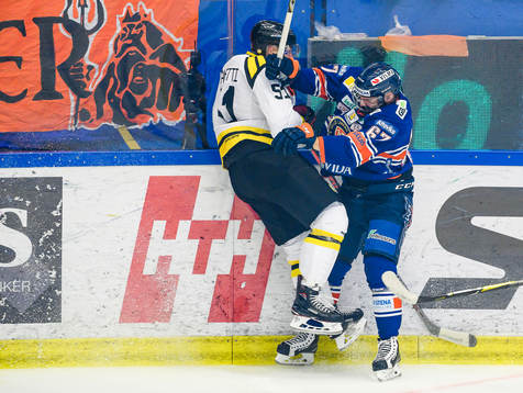 Växjös Linus Fröberg tacklar Brynäs Marc Zanetti