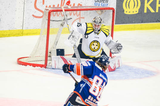 Växjös Adam Brodecki  skjuter mot Brynäs målvakt David