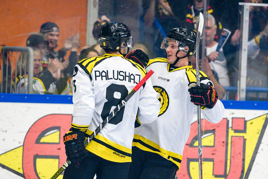 Brynäs Aaron Palushaj och Linus Ölund jublar