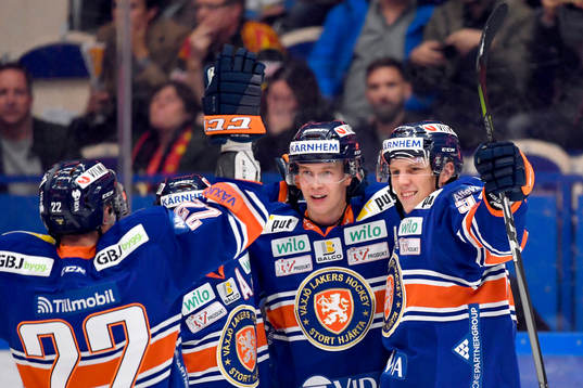 Växjös Joel Persson jublar med lagkamrater