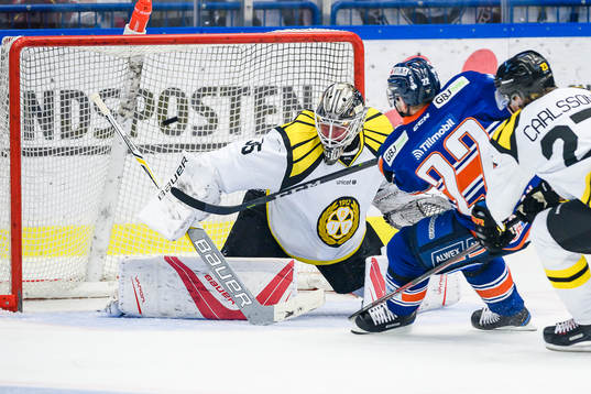 Växjös Janne Pesonen skjuter pucken i mål till 2-2 bakom