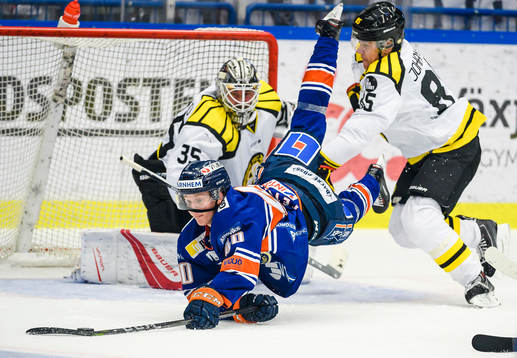 Växjös Elias Pettersson bryter in framför Brynäs