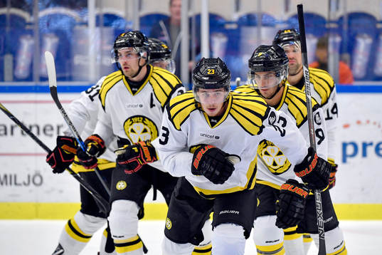 Brynäs Lucas Carlsson jublar med lagkamrater