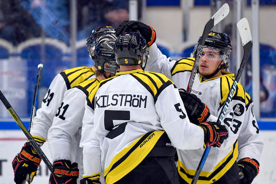 Brynäs Lucas Carlsson jublar med lagkamrater