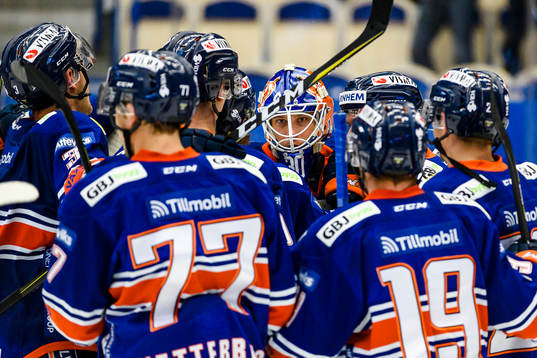 Växjös spelare med målvakt Viktor Fasth i mitten jublar