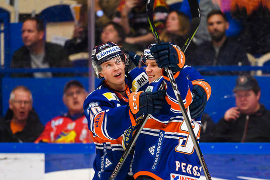 Växjös Elias Pettersson och Joel Persson jublar