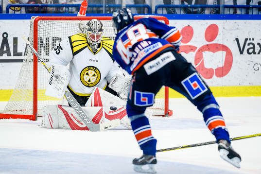 Växjös Daniel Rahimi skjuter ett skott mot Brynäs