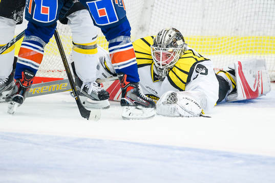 Brynäs målvakt David Rautio stoppar pucken