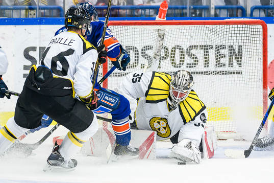 Brynäs målvakt David Rautio stoppar pucken