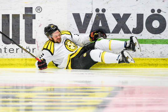 Brynäs Simon Bertilsson faller mot sargen