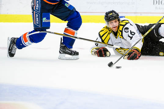 Brynäs Daniel Paille faller