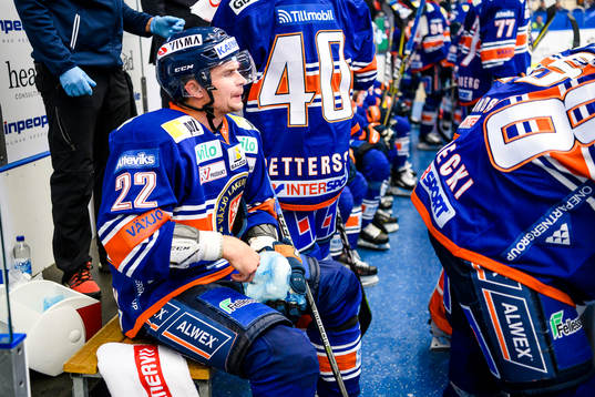 Växjös Janne Pesonen kyler ner sin hand med is