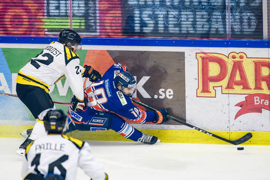 Kamp mellan Brynäs Lucas Carlsson och Växjös Andrew Calof